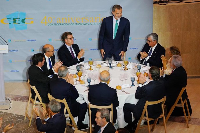 (I-D) El presidente de CEOE, Antonio Garamendi; el presidente de la Xunta, Alberto Núñez Feijóo; el Rey Felipe VI; y la vicepresidenta segunda del Gobierno y ministra de Trabajo, Yolanda Díaz, conversan durante el almuerzo que sirve para conmemorar el 4