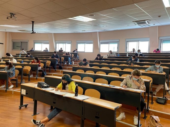 Estudiantes realizando pruebas de acceso a cursos