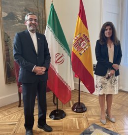 La secretaria de Estado de Asuntos Exteriores, Ángeles Moreno Bau, y el negociador jefe iraní, Bagheri Kani