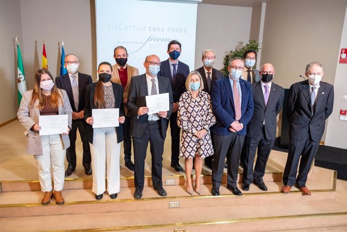 Foto de familia con los ganadores del Premio cicCartuja Ebro Foods 2019 y 2020.