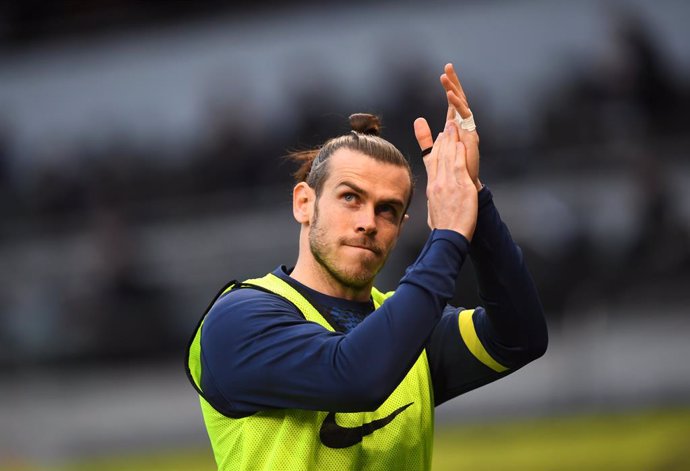 Archivo - 19 May 2021, United Kingdom, London: Tottenham Hotspur's Gareth Bale applauds the fans as he warms up during the English Premier League soccer match between Tottenham Hotspur and Aston Villa at the Tottenham Hotspur Stadium. Photo: Daniel Leal