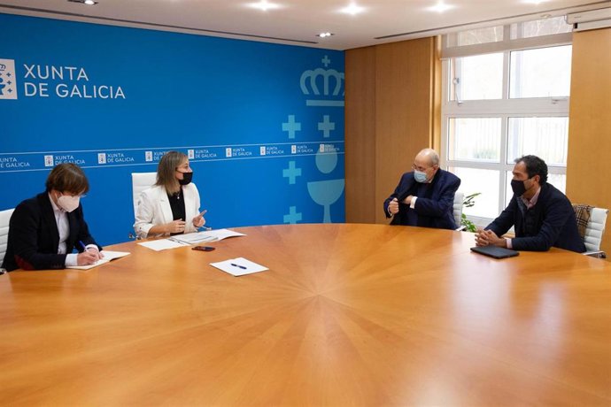 La conselleira de Infraestruturas e Mobilidade, Ethel Vázquez, y el director de la Axencia Galega de Infraestruturas, Francisco Menéndez, se reúnen con representantes de En Colectivo en relación a la AP-9