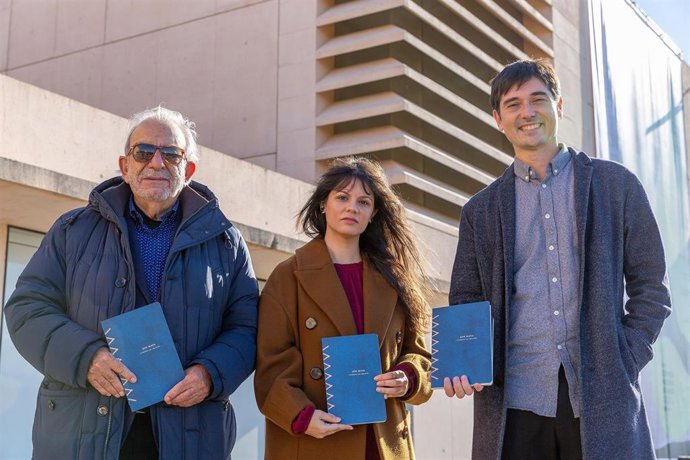 El Museo Universidad de Navarra presenta el 'Cuaderno de creación' dedicado al coreógrafo y bailarín Jon Maya. Junto al artista, la editora Ibis Albizu y el director de la colección, José Manuel Garrido.