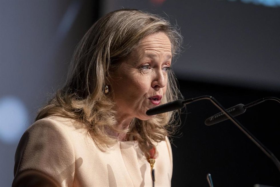La vicepresidenta primera del Gobierno y ministra de Asuntos Económicos y Transformación Digital, Nadia Calviño, inaugura el VIII Encuentro Sernauto en Ifema de Madrid, a 11 de noviembre de 2021, en Madrid (España).