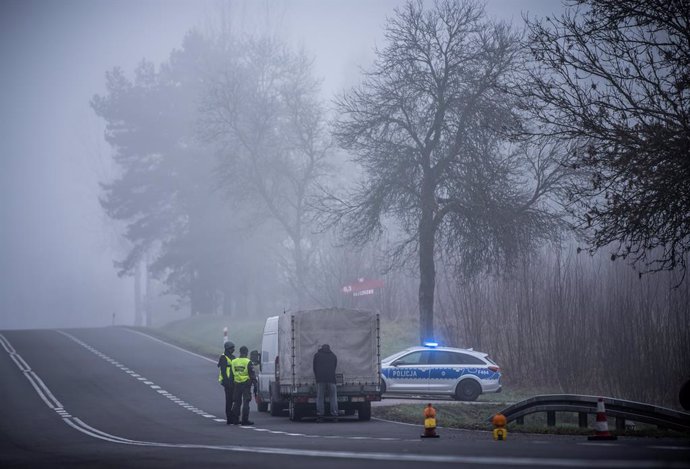 11 November 2021, Poland, Kuznica: Police officers check a van near the Kuznica border crossing on the border between Poland and Belarus. The migration crisis involving refugees trying to enter the European Union via Belarus has escalated on Poland's bo