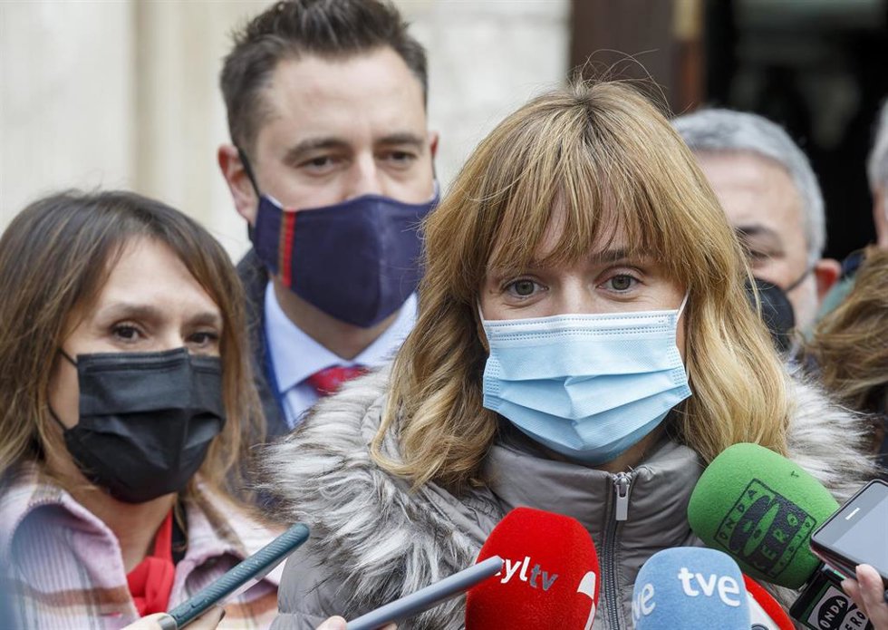 La ministra de Educación y Formación Profesional, Pilar Alegría, ofrece declaraciones a los medios durante una visita institucional al IES Cardenal López de Mendoza, a 11 de noviembre de 2021, en Burgos, Castilla y León (España). La ministra de Educació