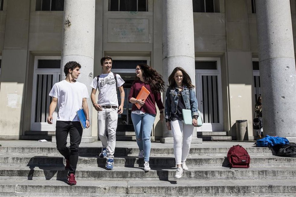 Archivo - Jóvenes universitarios