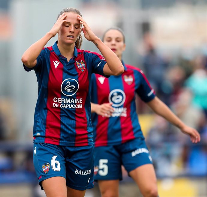 Archivo - Sandie Toletti of Levante gestures during the Spanish League Womens  Iberdrola football match played between Levante UD Femenino and Valencia CF Femenino. In the Sports city of Levante in Buñol on Otober 10, 2021, in Valencia, Spain.