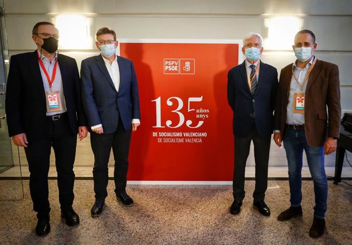 El 'president' de la Generalitat, Ximo Puig, asiste a la exposición '135 años de socialismo valenciano' junto a sus predecesores, los exlíderes del PSPV Joan Ignasi Pla, Joan Lerma y Jorge Alarte, en el XIV Congreso del partido
