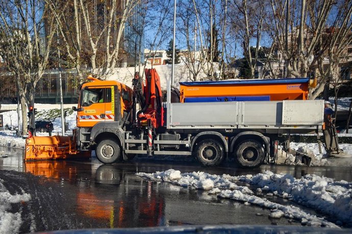 Archivo - Una máquina esparce sal por el Paseo de la Castellana