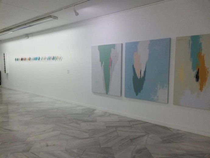 Obras de la muestra 'Variaciones' de Virgina Rivas en Badajoz.