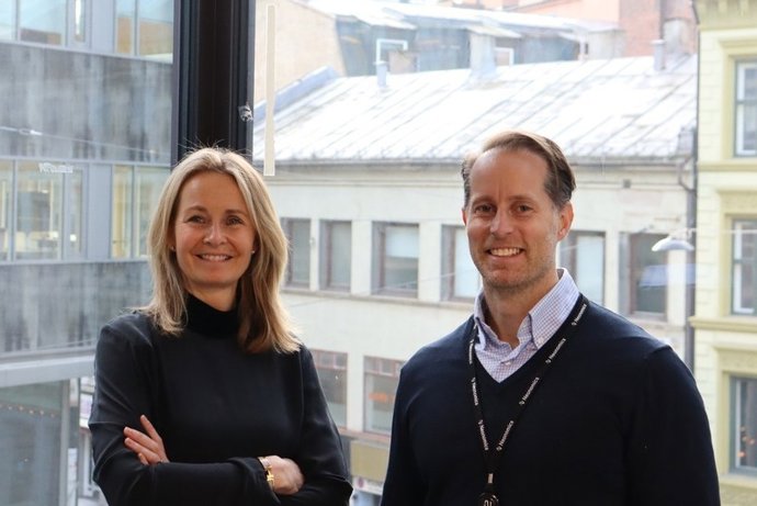 Siri G. Brsum, Global VP, Financial Vertical, Global Partnerships & Eco-Development Business Dept, Huawei Consumer Business Group (left), with Christoffer Andvig, CEO of Neonomics (right)