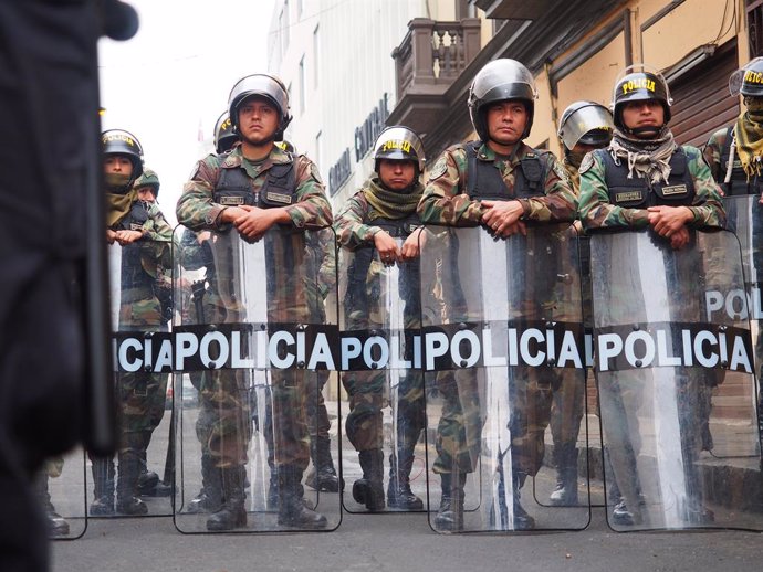 Archivo - 01 October 2019, Peru, Lima: Police forces restrict access to the premises of the Peruvian Congress after Peruvian President Martin Vizcarra dissolved the parliament. Vizcarra dissolved parliament and called for new elections. Photo: Carlos Ga