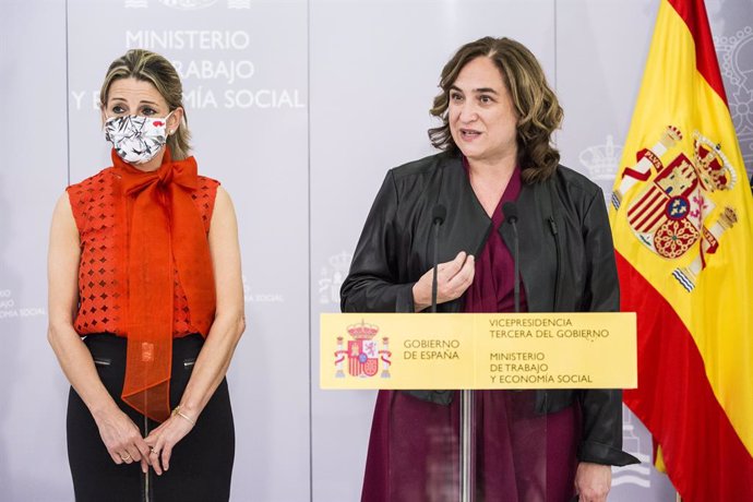 Archivo - Arxivo - La vicepresidenta tercera i ministra de Treball i Economia Social, Yolanda Díaz (i), i l'alcaldessa de Barcelona, Ada Colau (d), compareixen en roda de premsa