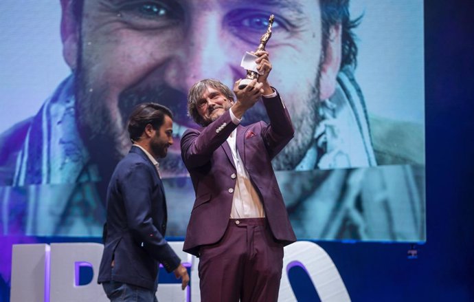 El actor malagueño Salva Reina recoge el Premio Luz de la 47 edición del Festival de Cine Iberoamericano de Huelva.