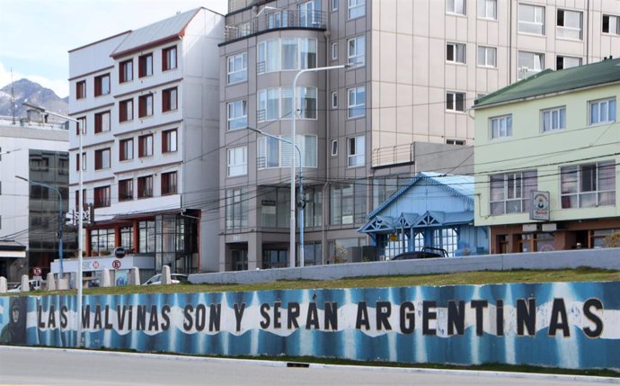 Archivo - Mural que reivindica la soberanía de Argentina sobre las islas Malvina, bajo administración británica, tras el conflicto armado de 1982 que dejó un saldo de 900 muertos en apenas dos meses de guerra