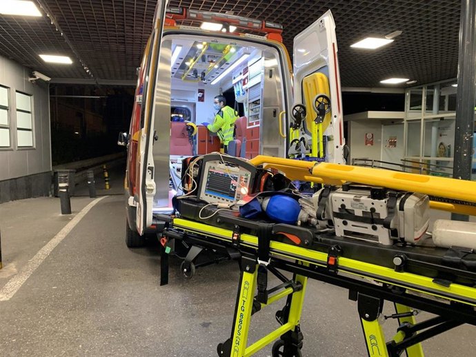 Un equipo de Samur Protección Civil atiende a la víctima del accidente en el paseo de la Castellana