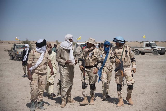 Archivo - Integrantes del Alto Consejo para la Unidad de Azawad (HCUA) y soldados de la Misión de la ONU en Malí (MINUSMA)