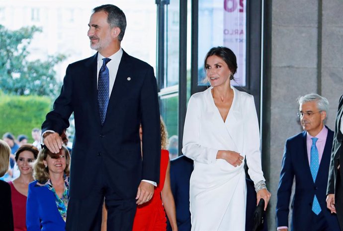 Archivo - El Rey Felipe y la Reina Letizia en la inauguración de la temporada del Teatro Real