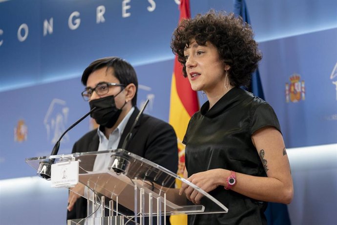 El diputado de Unidas Podemos, Gerardo Pisarello, y la diputada de Unidas Podemos y portavoz de En Comú Podem en el Congreso, Aina Vidal, en una rueda de prensa en el Congreso de los Diputados, a 26 de octubre de 2021, en Madrid, (España).