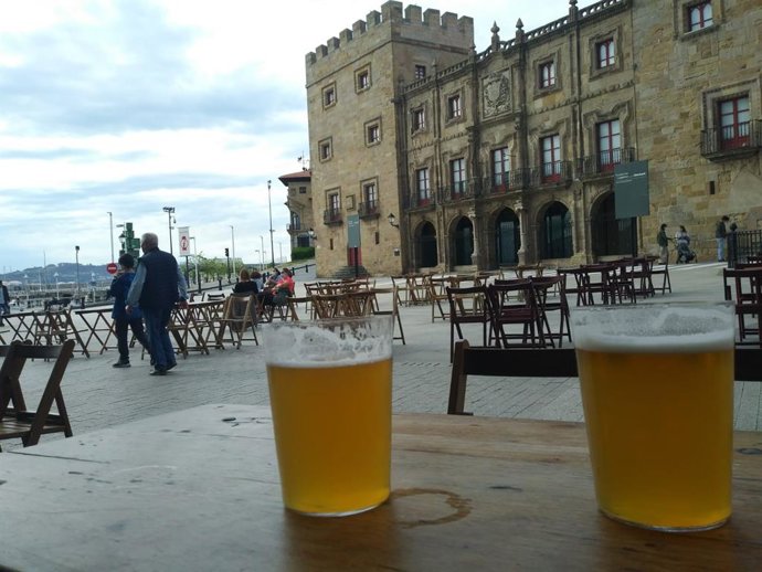 Archivo - Terraza hostelera en Gijón.