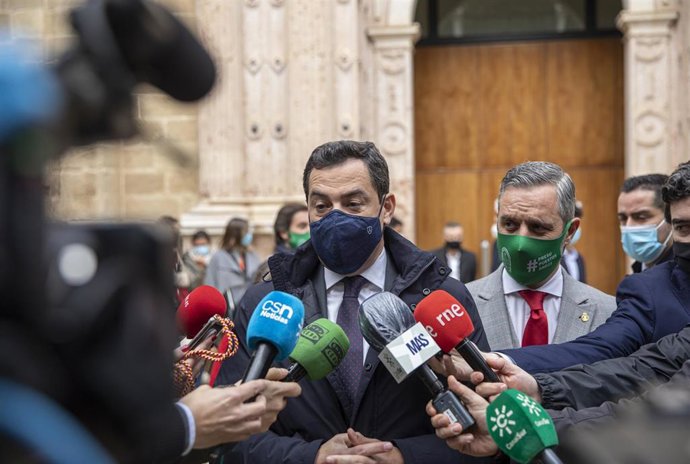 Archivo - El presidente de la Junta de Andalucía, Juanma Moreno (i), junto al consejero de Hacienda, Juan Bravo (d).