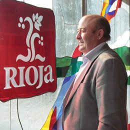 El presidente del Consejo Regulador de la DOC Rioja, Fernando Ezquerro, posa a la cámara tras una entrevista para Europa Press, en el Consejo Regulador de La Rioja, a 10 de noviembre de 2021, en Logroño, La Rioja (España).