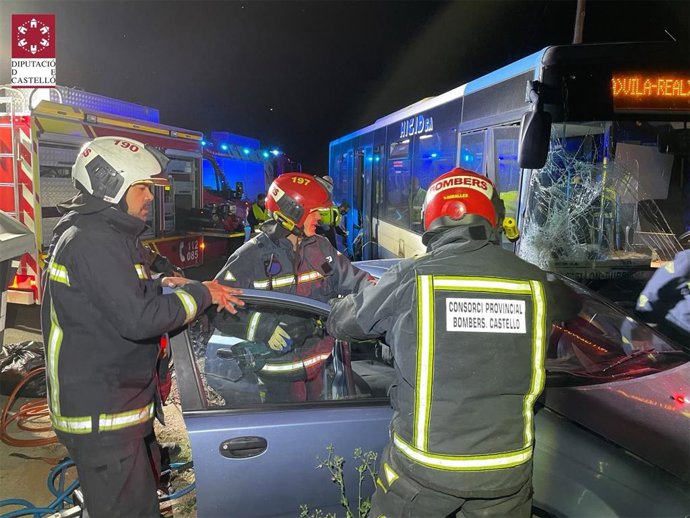Bomberos intervienen en un accidente entre un coche y un autobús en Borriana