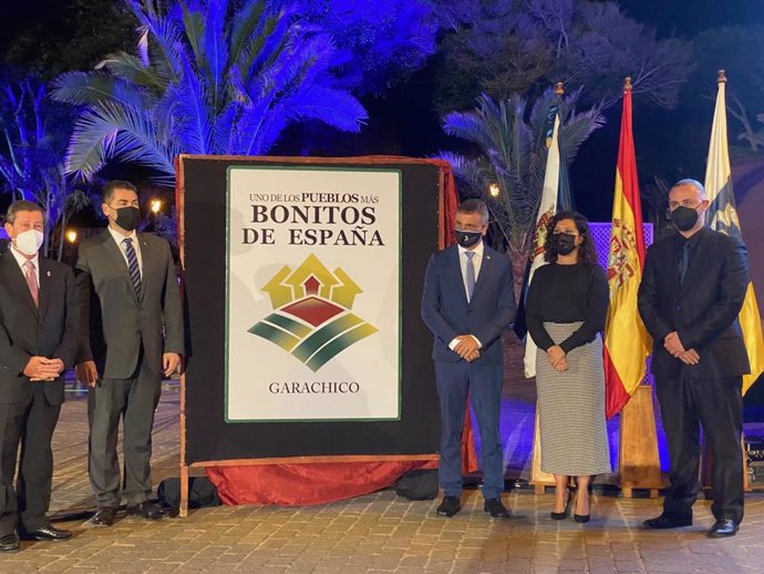 Acto de descubrimiento del cartel que acredita a Garachico como uno de los Pueblos más Bonitos de España