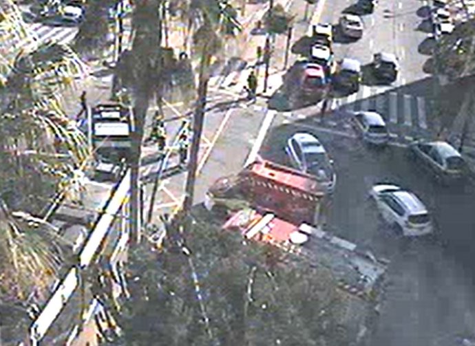 Accidente entre un coche y un tranvía en la avenida Tarongers de Valncia