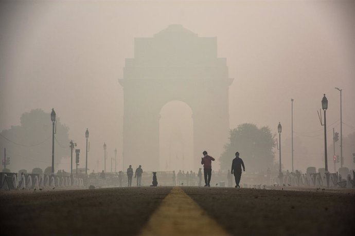 Archivo - 10 November 2020, India, New Delhi: People walk near India gate amid heavy smog in New Delhi. Photo: Manish Rajput/SOPA Images via ZUMA Wire/dpa