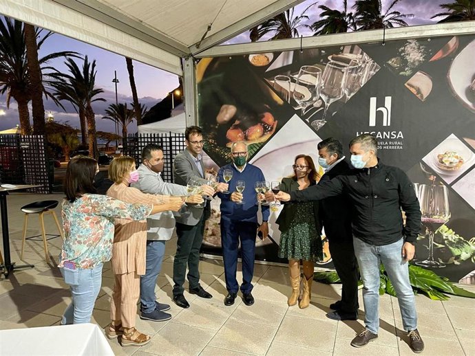 Autoridades durante su visita al stand de Hecansa en la Feria Insular de Artesanía