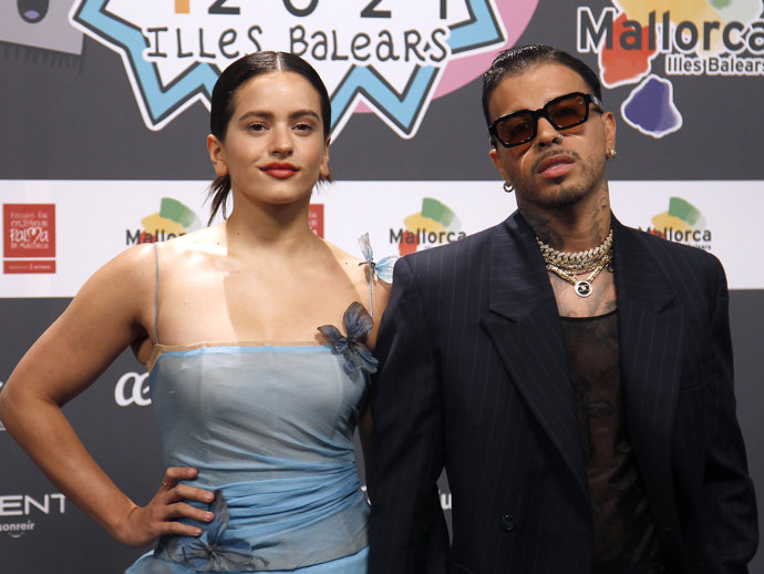 Rosalía y Rauw Alejandro posando juntos por primera vez en la alfombra roja de LOS 40 Music Awards, celebrados en Palma de Mallorca. 
