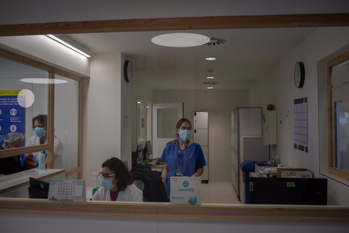 Archivo - Arxivo - Diverses professionals sanitries treballen a l'edifici Garbí-Vall d'Hebron, a Barcelona.