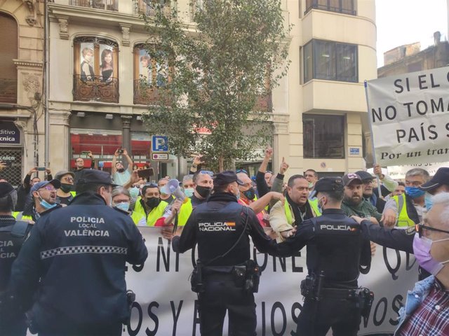 Protesta de transportistas a las puertas del acto de la vicepresidenta del Gobierno, Yolanda Díaz; la alcaldesa de Barcelona, Ada Colau; la vicepresidenta de la Generalitat Valenciana, Mónica Oltra, y la portavoz de Más Madrid, Mónica García