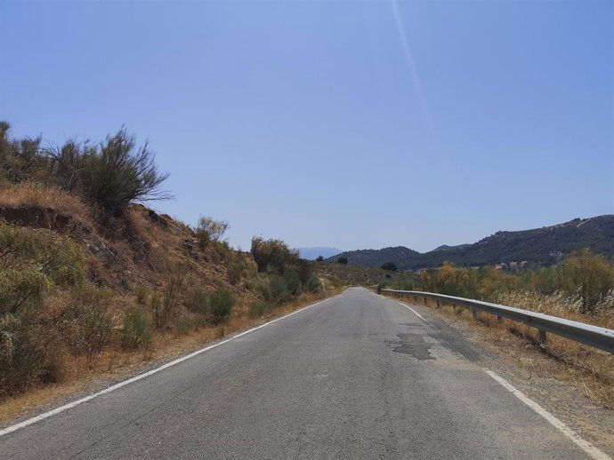 Archivo - Imagen de archivo de una carretera provincial en Málaga