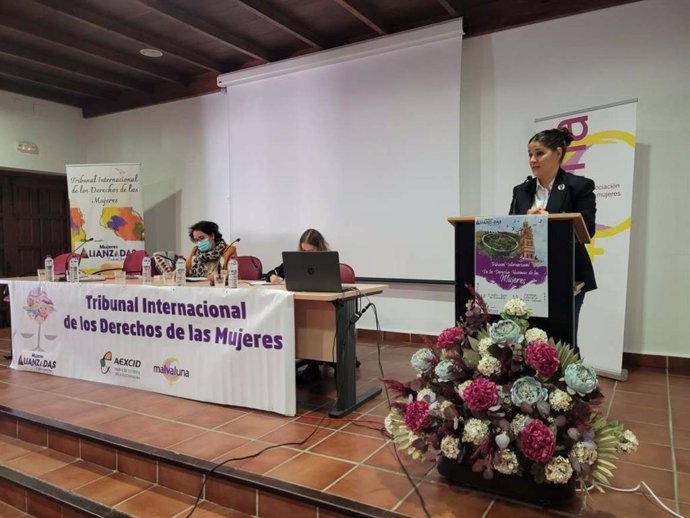 Gil Rosiña en las jornadas de derechos de las mujeres en Llerena.