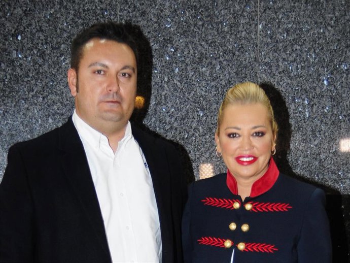 Belén Esteban posa junto a su marido, Miguel Marcos, en la fiesta de celebración de su 48 cumpleaños.