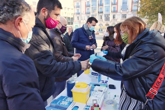 El concejal de Salud Pública y Seguridad Ciudadana, Alberto Palomino, y el concejal de Participación Ciudadana y Deportes, Alberto Bustos, se realizan una prueba de glucosa.