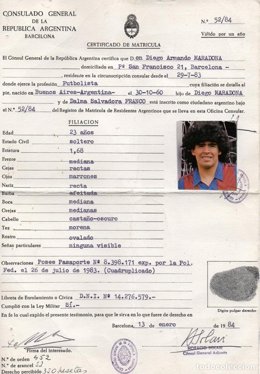 Certificado de residencia de Maradona en Barcelona, en 1984, a la venta en todocoleccion.Net