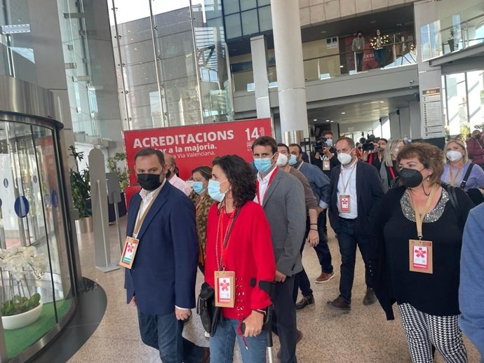 José Luis Ábalos y Mercedes Caballero abandonan el Hotel Bali durante el discurso de Ximo Puig