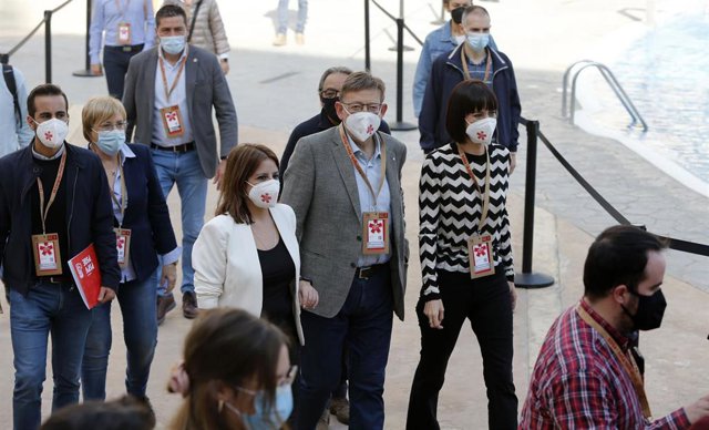 (I-D) La vicesecretaria general federal del PSOE, Adriana Lastra; el presidente de la Generalitat Valenciana, Ximo Puig; y la ministra de Ciencia e Innovación, Diana Morant, a su llegada a la primera jornada del XIV Congreso del PSPV-PSOE.