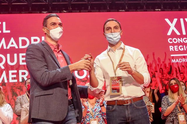 El presidente del Gobierno, Pedro Sánchez (i), y el secretario general del PSOE-M, Juan Lobato, en el acto de clausura del Congreso del PSOE-M, a 13 de noviembre de 2021, en Madrid (España)