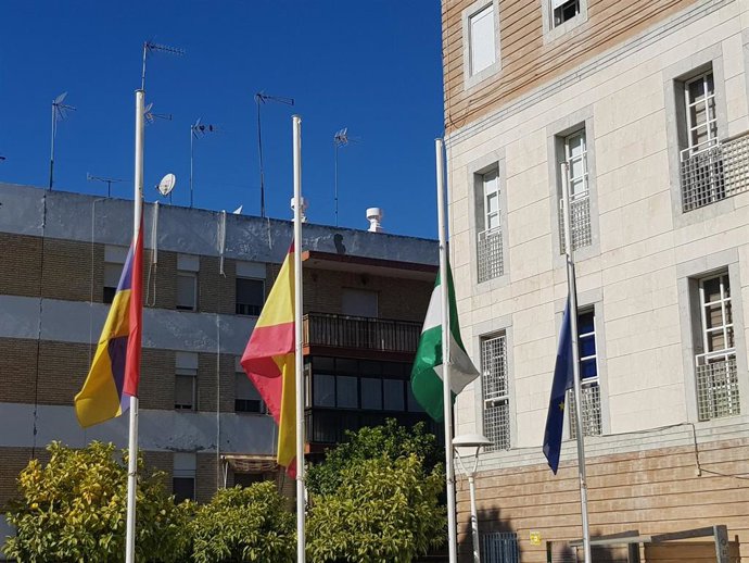 Banderas a media asta en Los Palacios este sábado.