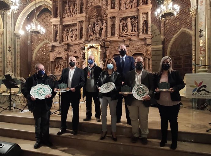 Autoridades en el acto de hermanamiento de los barrios del Arrabal de Zaragoza y Teruel.