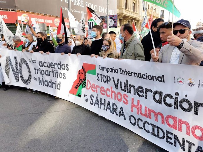 Cabeza de la  manifestación de colectivos saharauis.