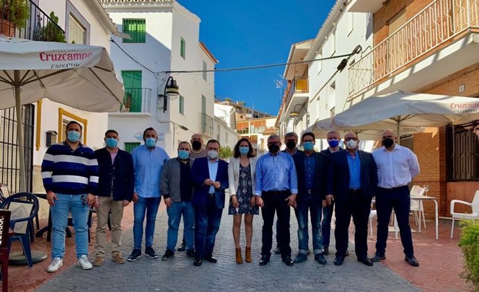 Miguel Ángel Heredia, senador del PSOE por Málaga, junto a alcaldes socialistas de la Axarquía