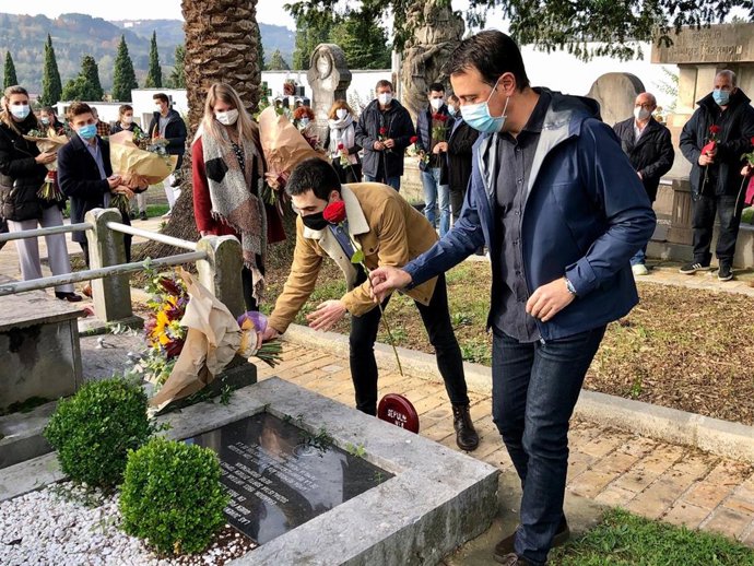 El secretario general del PSE-EE de Bizkaia, Mikel Torres, y el secretario general de Juventudes Socialistas de Euskadi, Víctor Trimiño, en el acto de homenaje al fundador de las Juventudes Socialistas Tomás Meabe., el cementerio de Derio