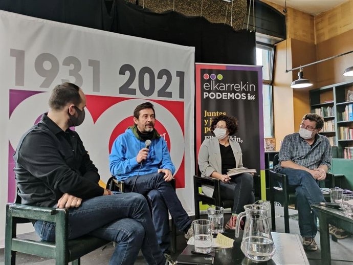 El diputado de Unidas Podemos Rafa Mayoral, en el centro, junto al parlamentario de Elkarrekin Podemos-IU Iñigo Martínez y la portavoz de Elkarrekin Podemos-IU en Bilbao, Ana Viñals