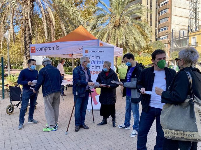 Recogida de firmas de Compromiso en Castelló miedo una financiación justa